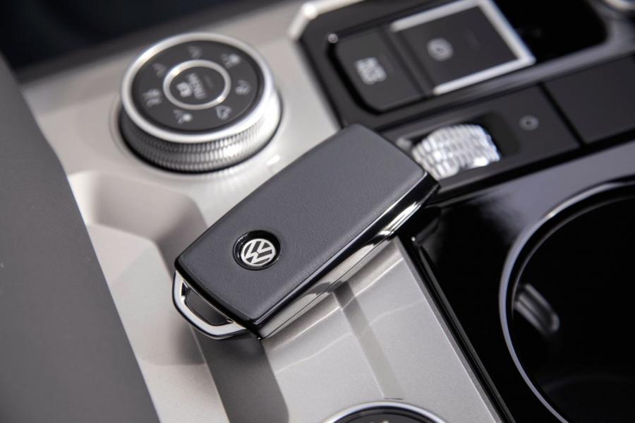 Детали интерьера Volkswagen Touareg R-Line One Million 2019 года  (фото 3 из 30)
